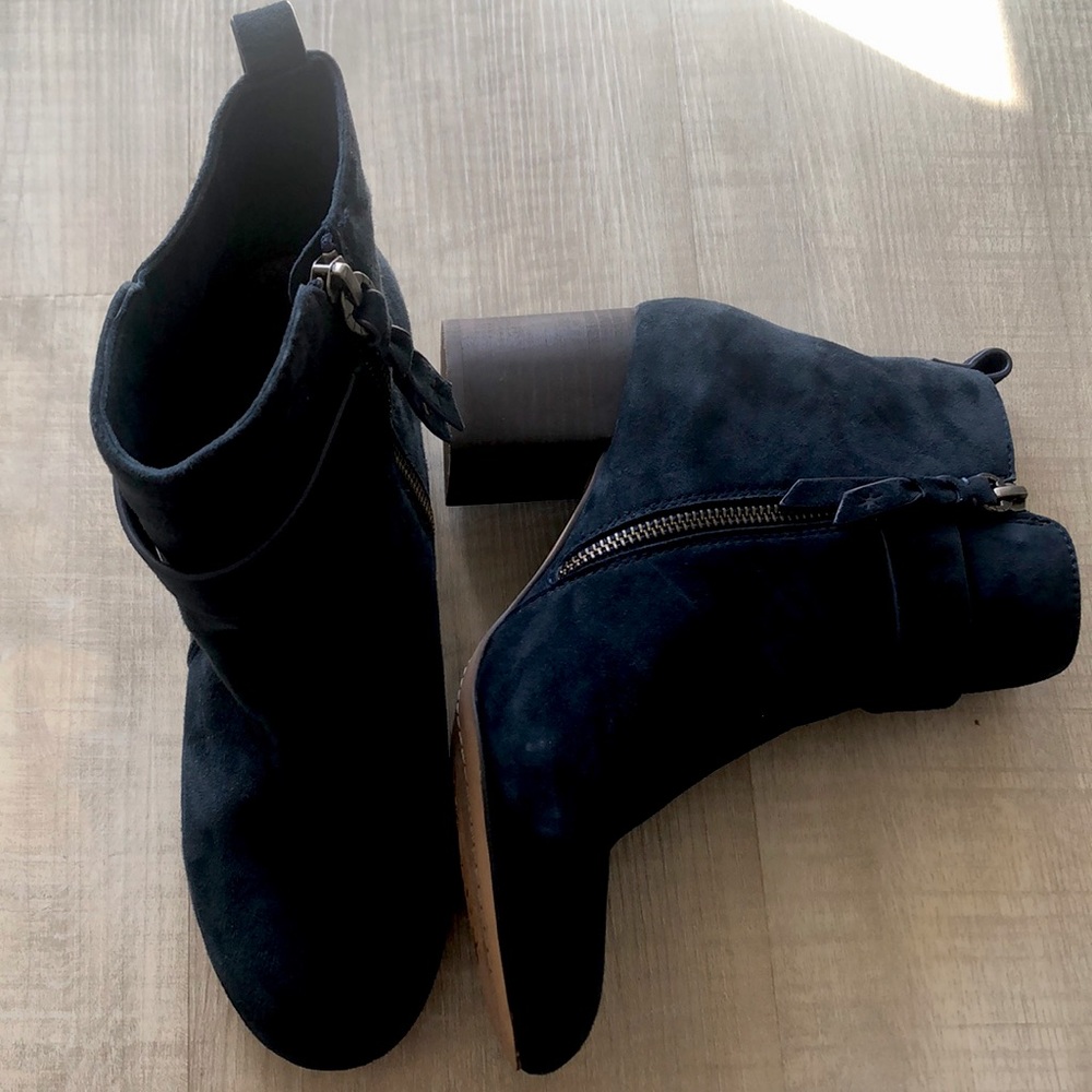 BRAND NEW size 8, navy, suede, zip-up booties.
